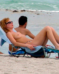 A nude bitch on the Hulopoe Image 7